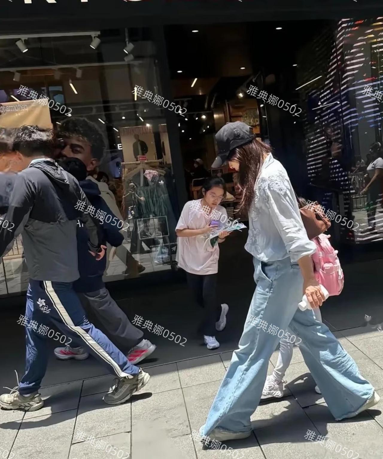 香港街头偶遇郭晶霍启刚一家五口！
霍家虽然是香港公认的豪门，但一家人打扮都十分朴