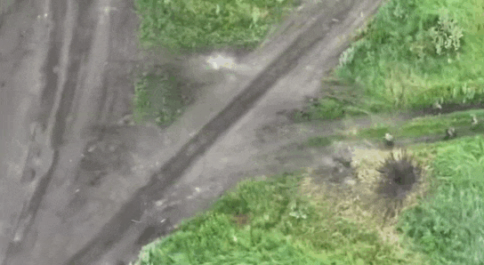 1名俄军士兵在进攻中突然“自爆”消失不见了。可以看到，这名俄军士兵随小队一起突击