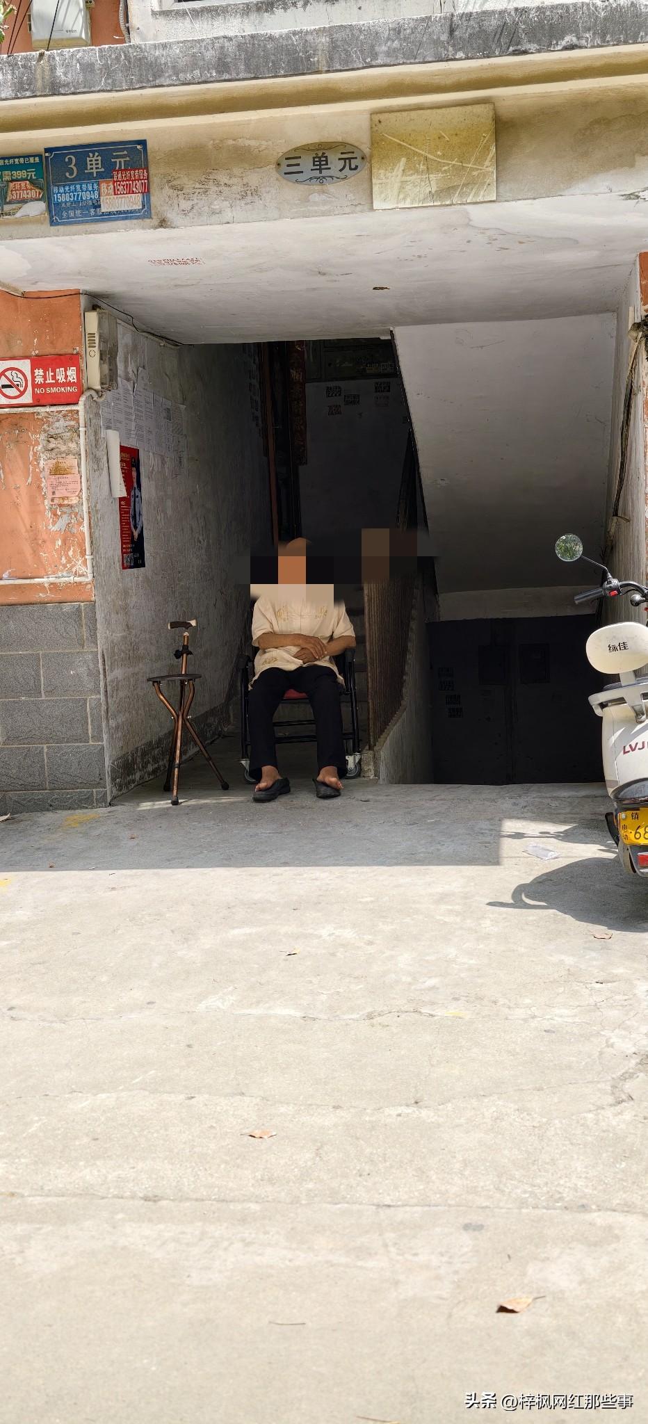 到底还能不能回家了，每天都这样，这样的一个邻居你说该咋办。
  一个楼梯道也就一