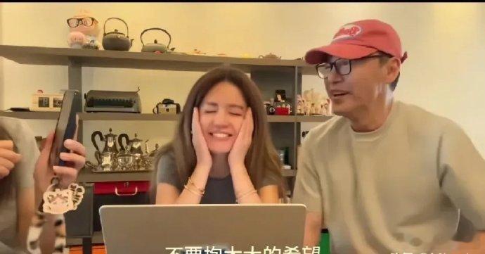 7 月 1 日，钟镇涛一家三口围坐查录取结果，女儿钟懿考上北电导演系研究生，见名