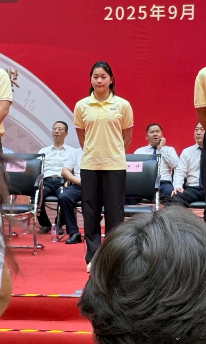 真好啊，全红婵开始享受多彩多姿的大学生活了！
婵宝现身暨南大学的开学典礼，小姑娘