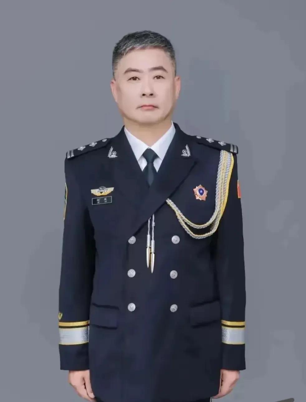 #51岁民警抓捕吸贩笑气嫌疑人时身亡# 
  我们向 湖北襄阳市51岁民警靳斌致