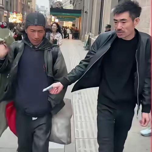 发现迎面走来一位拎着个大号蛇皮口袋，头发凌乱的流浪大哥。阿四赶忙走上前去，掏出一
