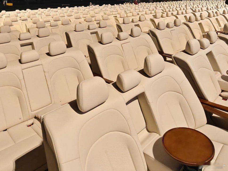 【抽奖】东风日产n6今天上市据说日产把大沙发搬到了发布会现场还是老规矩，评论区猜