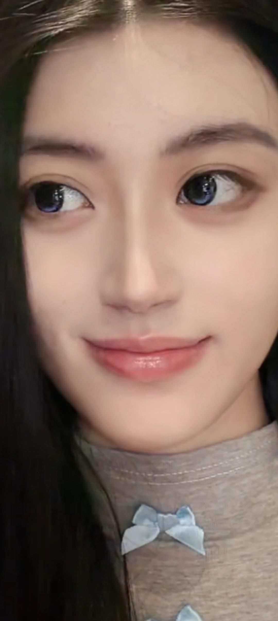 这姑娘眼睛真大，看着好可爱！
