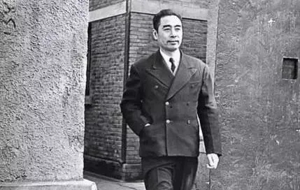“一日为师，终身为父。”蒋介石并非没有动周恩来的念头，却始终难以下手，黄埔师生的