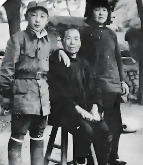 1944年，女侦察员刘杰英被日军活埋，在敌人走后，村民们都围了上来，却有人发现泥