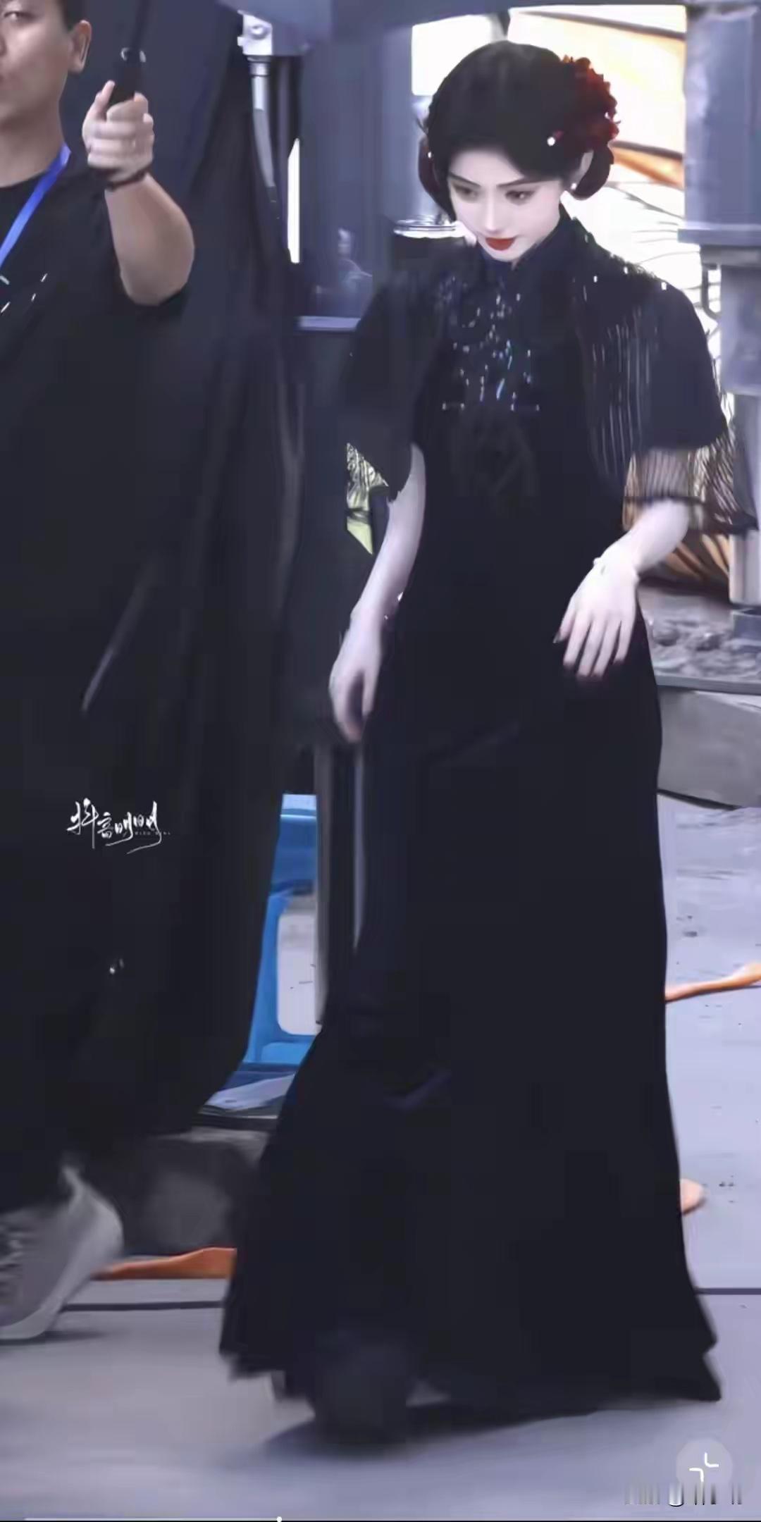 鞠婧祎拍戏路透，绝美身段顶好姿态，完美诠释 了风华名媛 ！ 