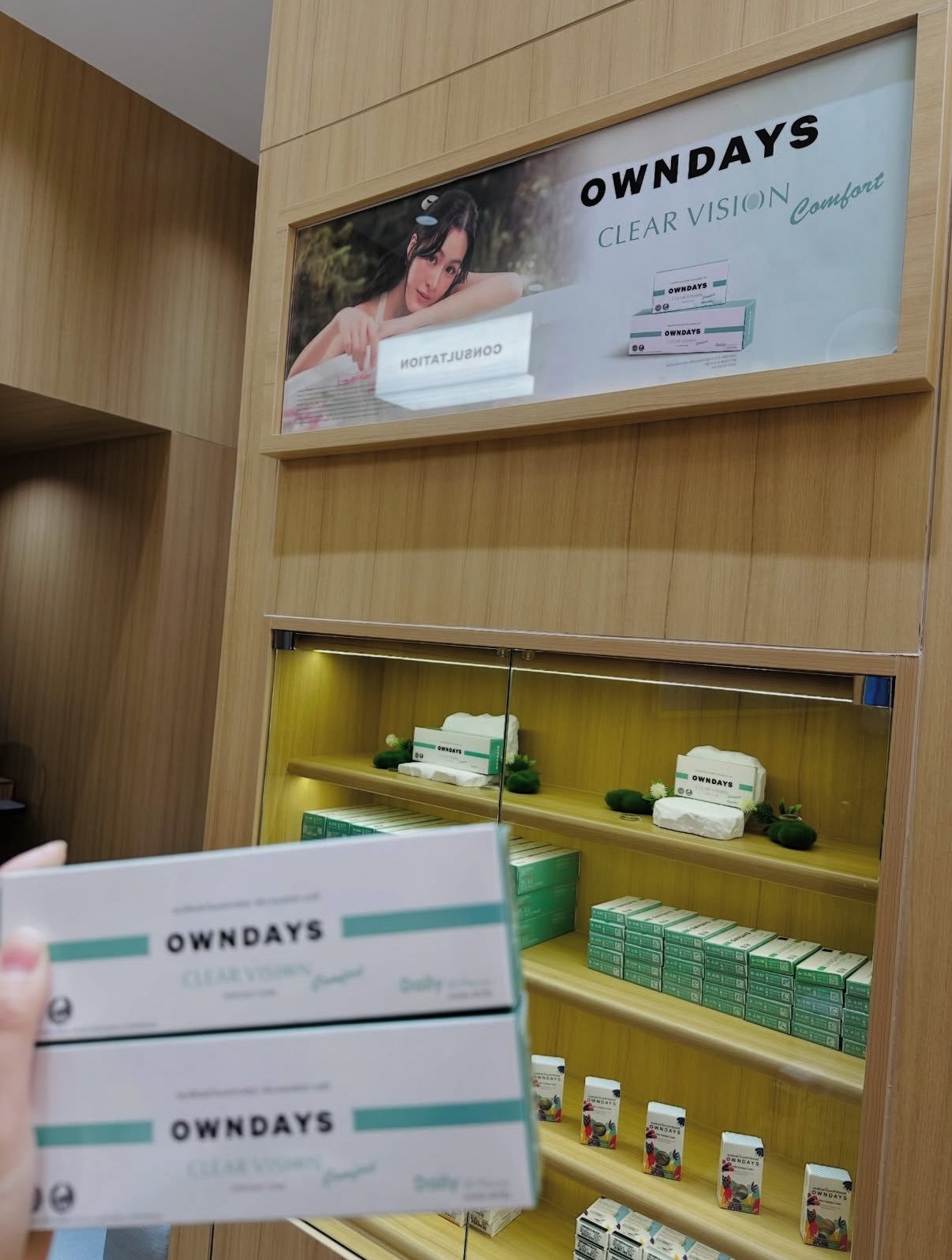 清迈owndays门店也换上了代言人邝玲玲，隐形眼镜广告拍这么美邝玲玲 /lin