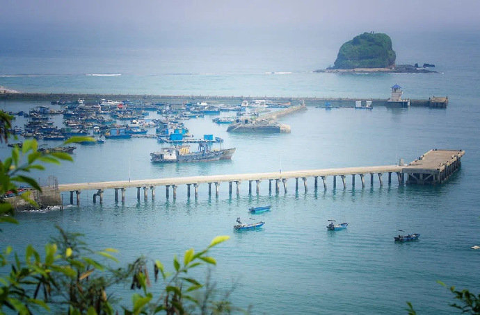 广西·涠洲岛，可以追逐着大海的脚步，听着海风，追着礁石，轻柔的、猛烈的.....