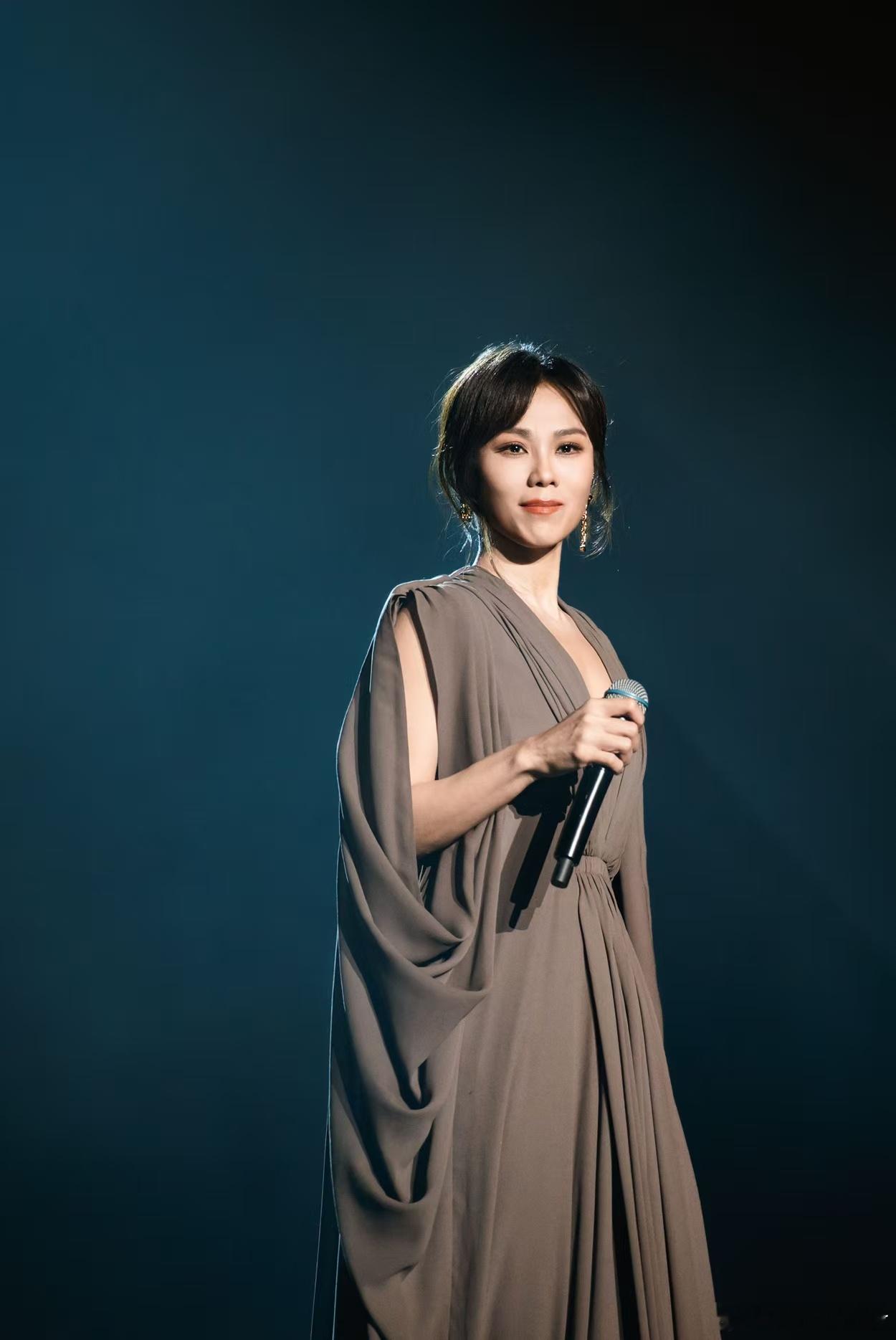 蔡健雅一口气出了27首live 生日限定惊喜太顶了！出道29年首张live专辑数