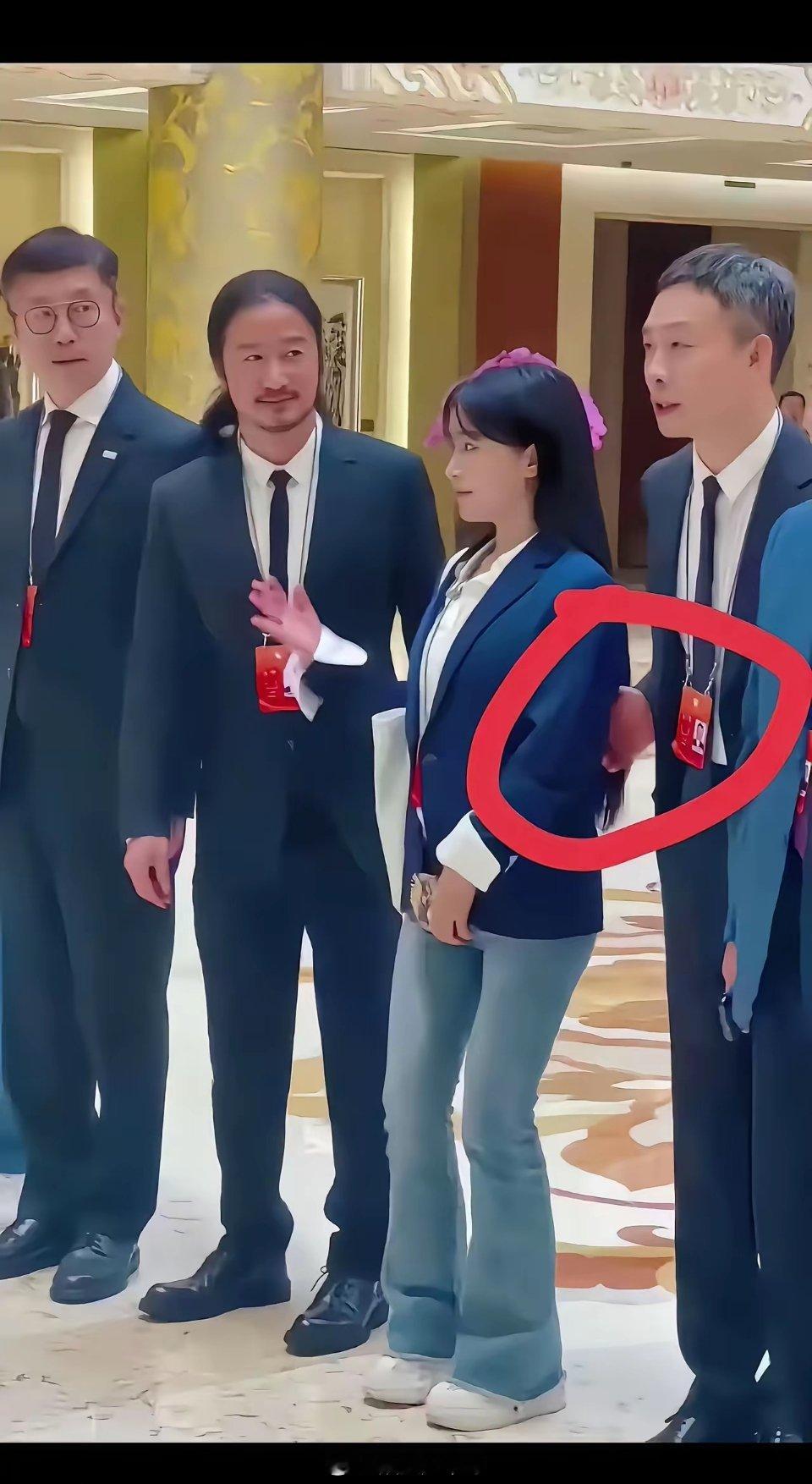 一个动作意外暴露了张译的人品！在合影时，李子柒由于太过于专注看镜头，没注意到旁边