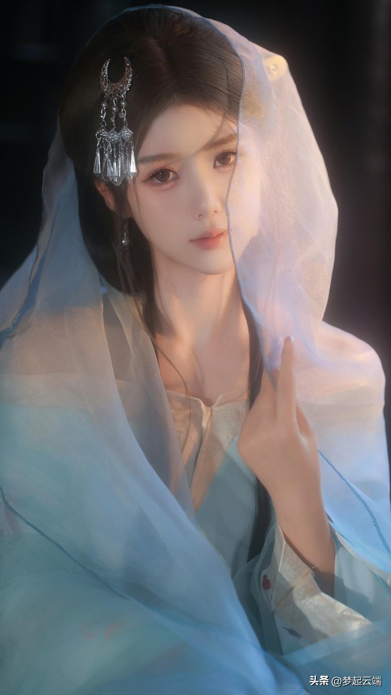 梦幻古风少女，轻纱遮面，优雅动人。