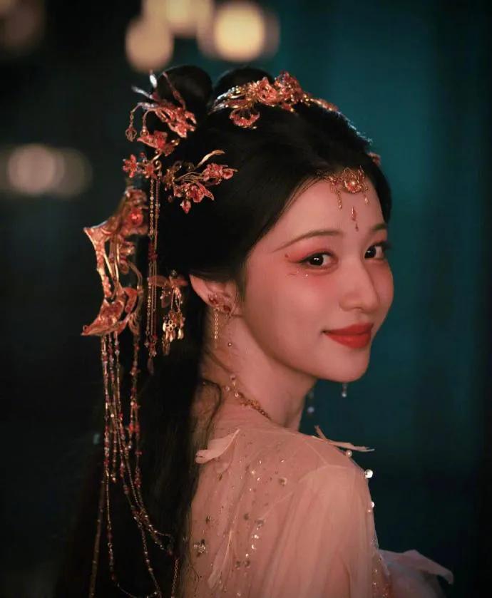 谁被丞磊镜头下的王楚然惊艳到了？镜头里的她明艳得像冲破屏幕的光，眼尾眉梢都是灵动