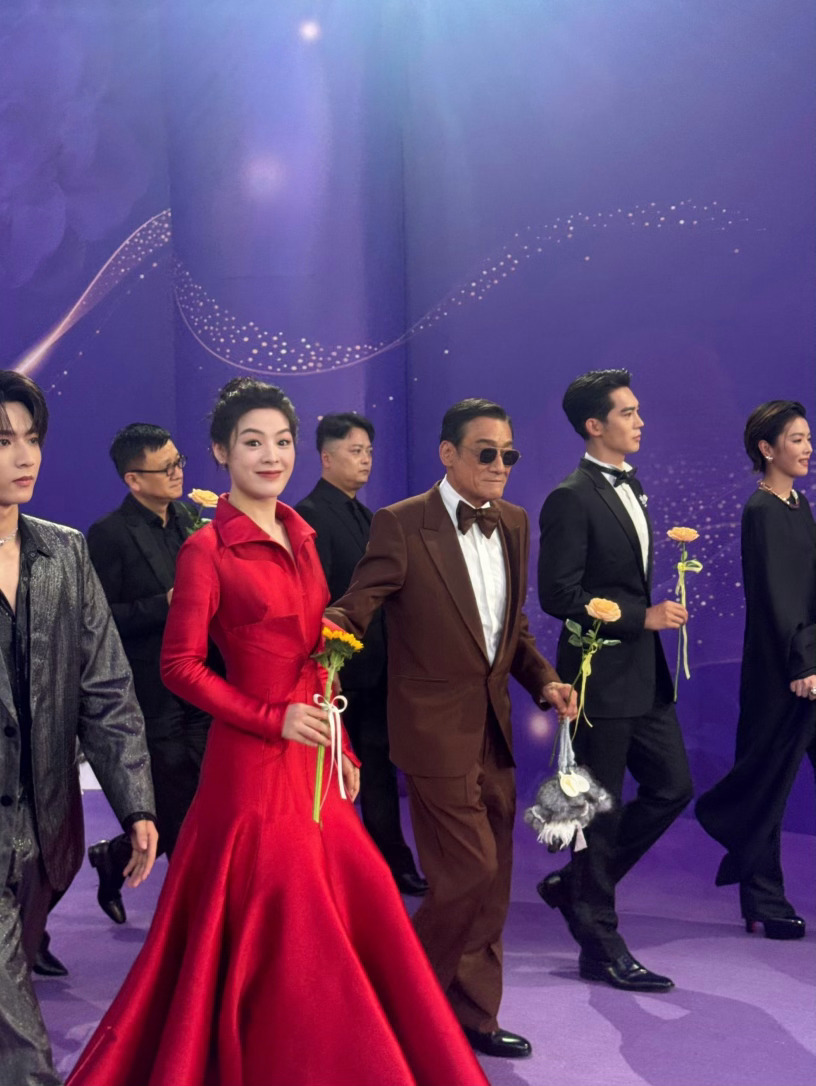 陈丽君高定红裙陈丽君 耀眼红玫瑰百花奖红毯被陈丽君美住，高定红裙氛围感十足，恰似