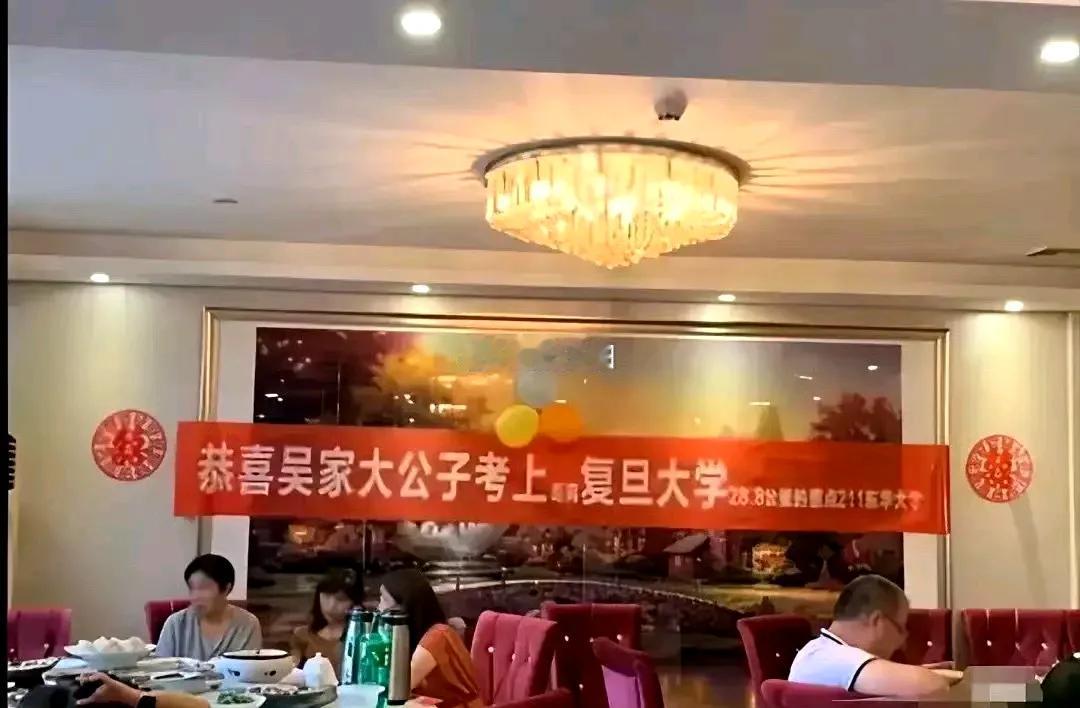 你一定要细看，你看人家家长多会玩，不失幽默感。家长的态度 家长 家长说话的深度 