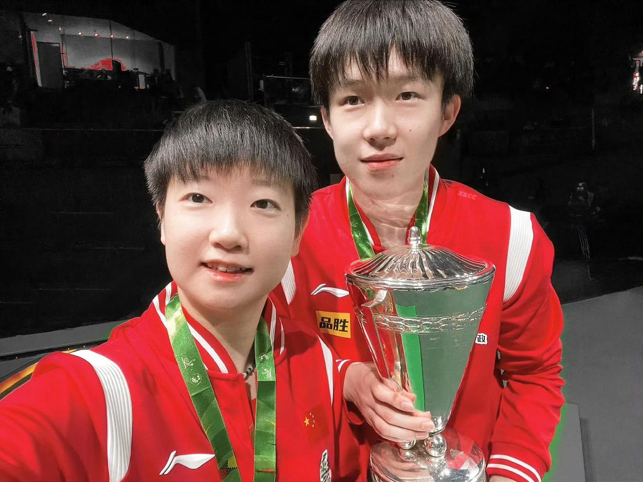 莎头这波奖牌互动，直接杀疯了！
 
莎莎举着奖牌怼镜头，大头就乖乖站在旁边，眼神