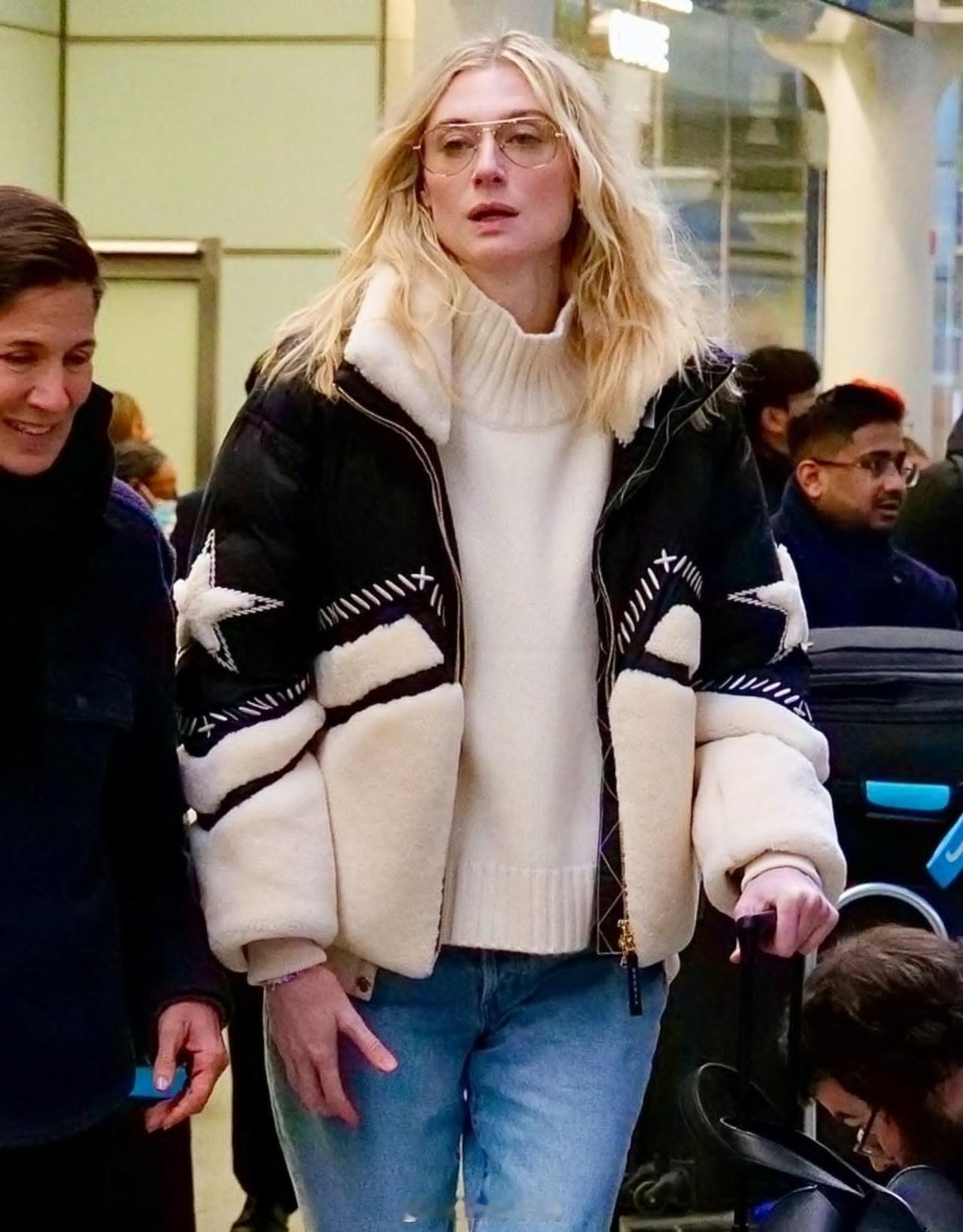 伊丽莎白·德比齐结束巴黎时装周返回伦敦（2026年1月28日）