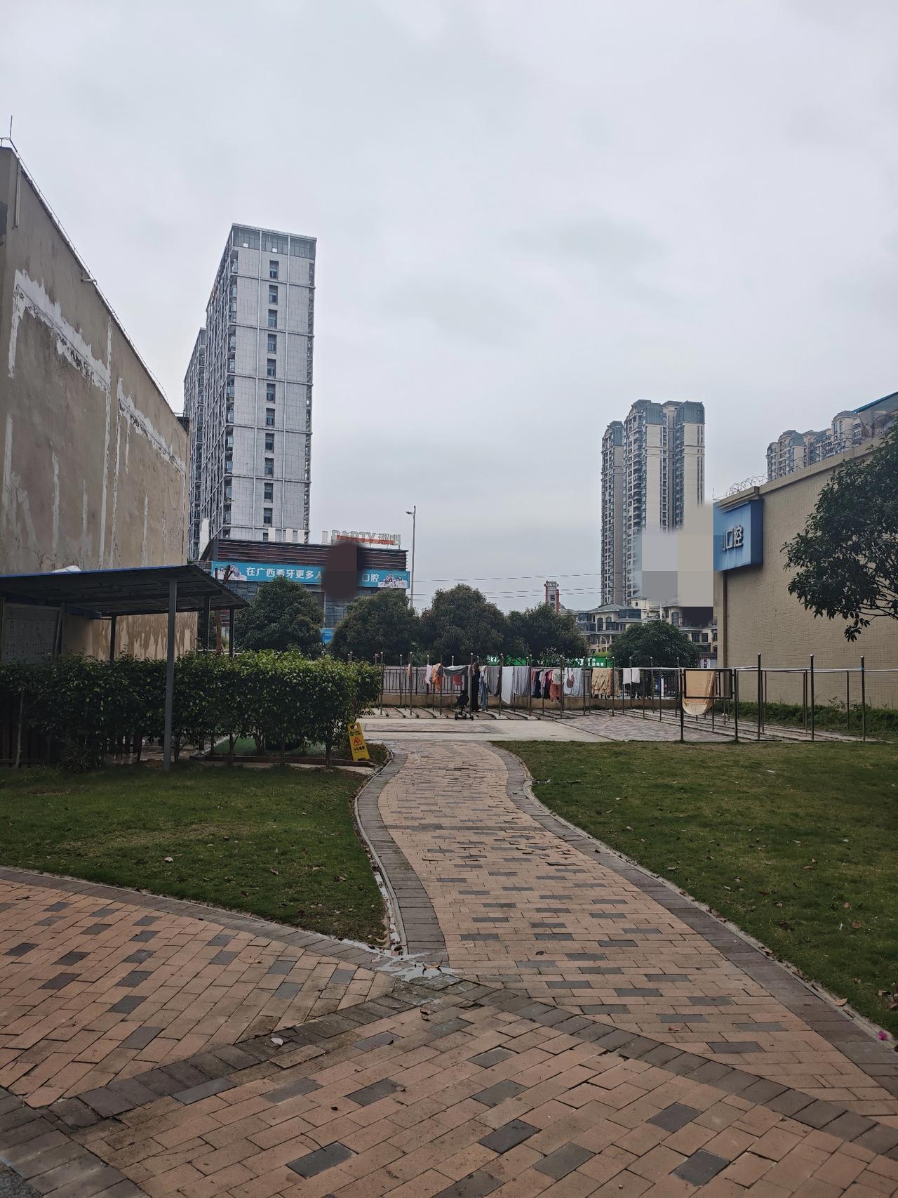 很奇怪，我们中国人做生意怎么这么喜欢凑热闹，同一个区域同品类只要有了一家店，不久