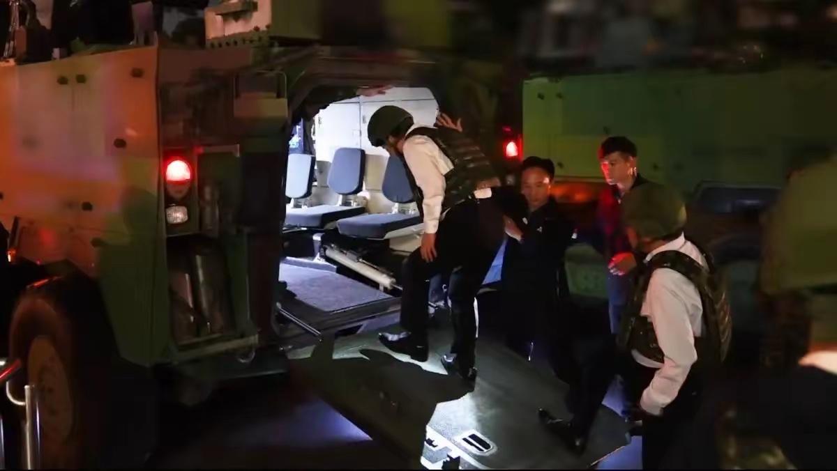 赖清德深夜着防护装备搭乘云豹装甲车演练"逃亡路线"，解放军不妨尽快推出完善"斩首