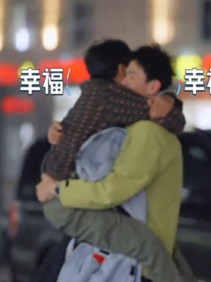 秦昊孙杨考拉抱孙杨一把把秦昊抱起来了 我看这个秦昊孙杨也有CP感，孙杨一把把飞奔