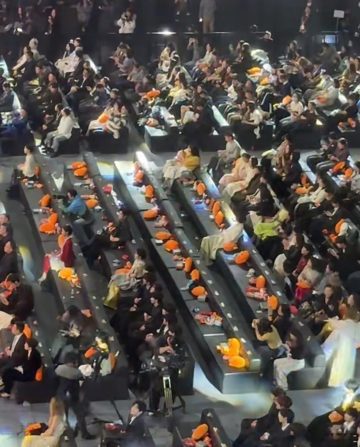 你们敢不敢看现在微博之夜内场座位 