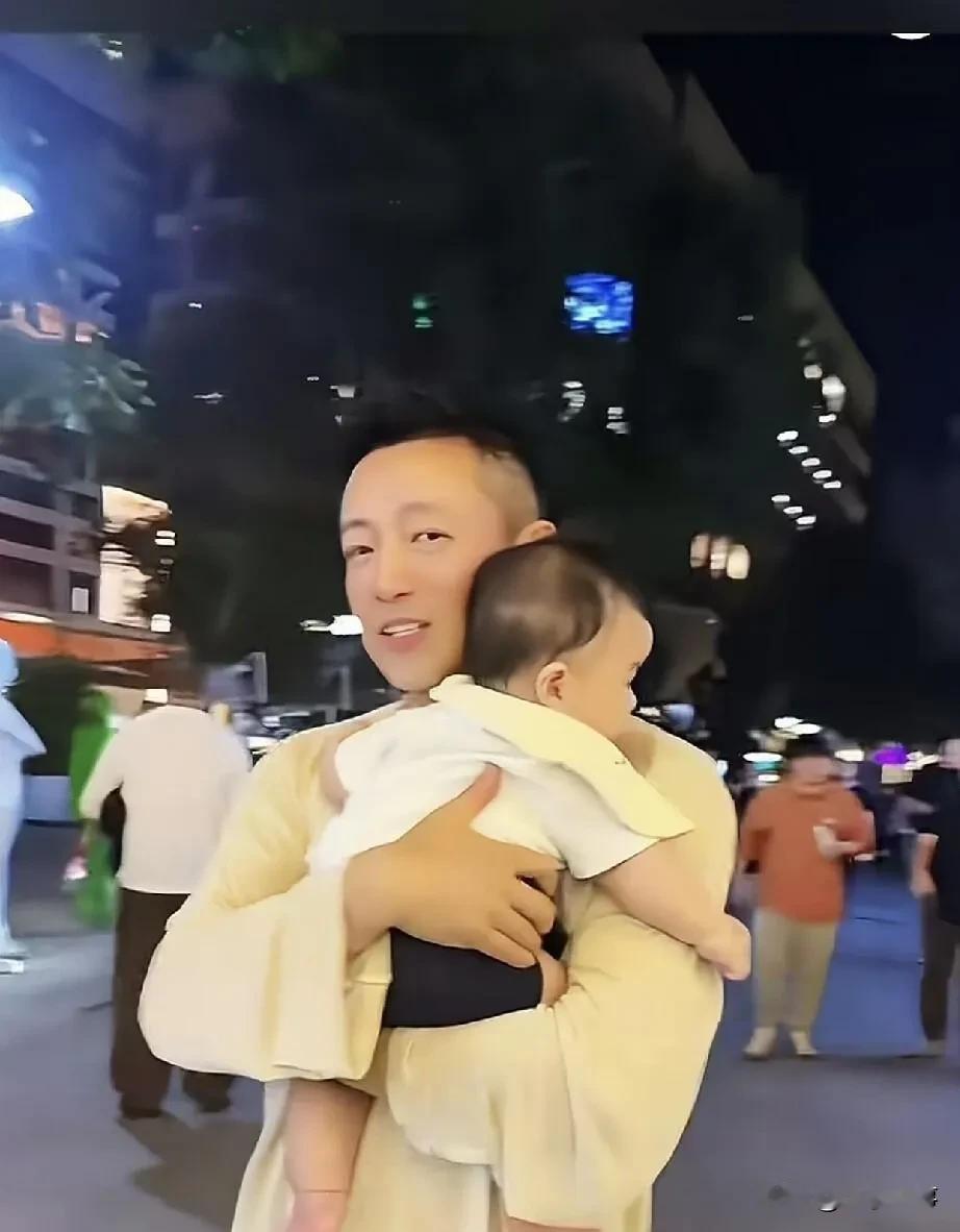捋一遍汪小菲这些年的经历，不少吃瓜的人都说，这人运气属实有点离谱。
 
家里条件