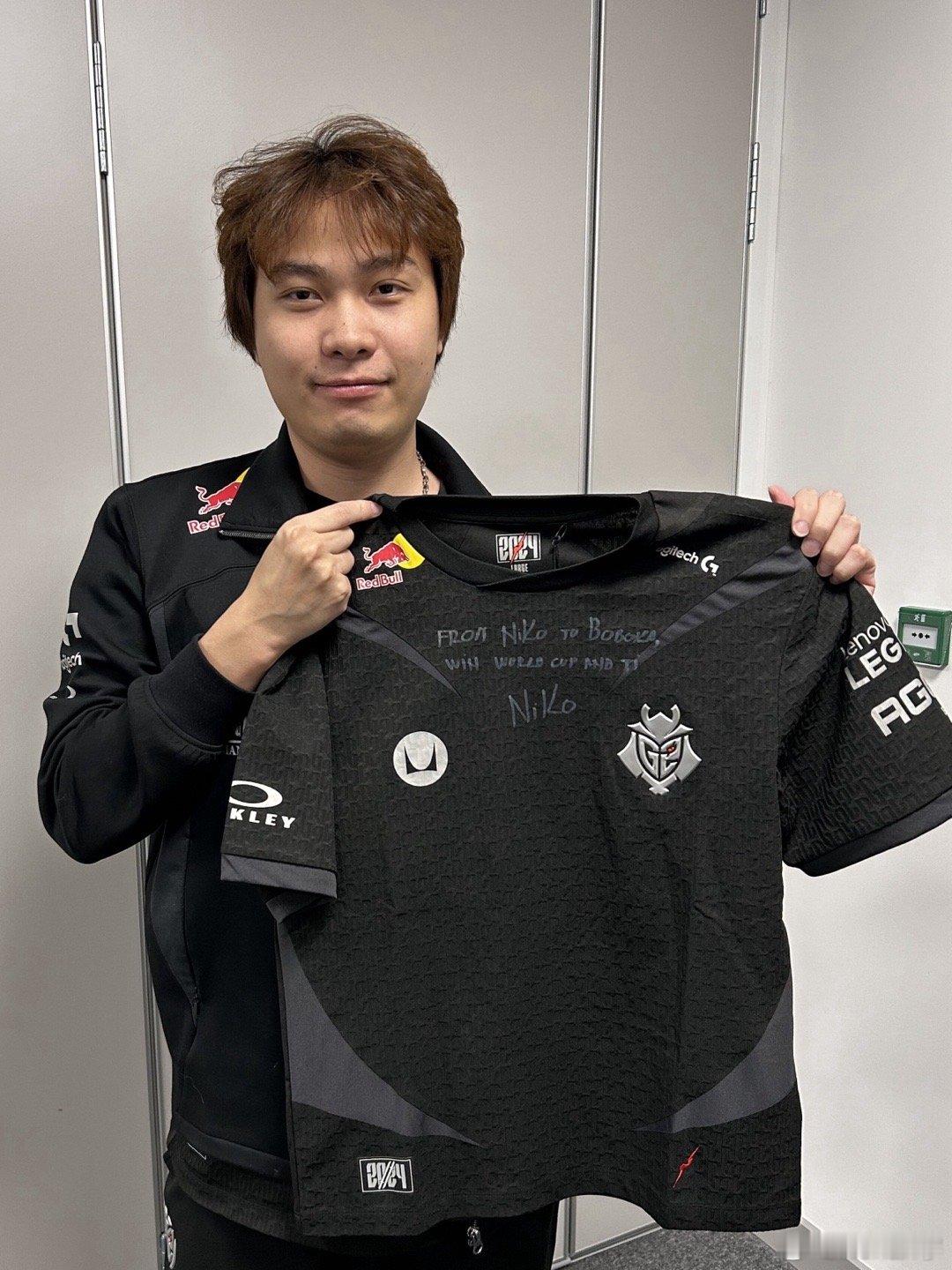 G2的csgo职业选手Niko赠送队服给了boboka，并表达了对其之后比赛的祝