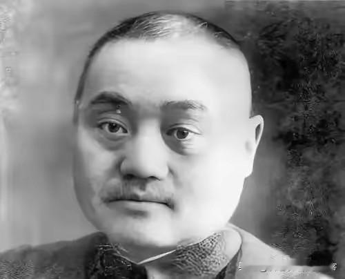 滕县保卫战：一声枪响，见证川军的铁血忠魂
 
在滕县保卫战中，王铭章看着距离自己