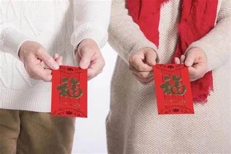 亲戚给了我儿子500块的压岁钱，但是他家有俩娃，我该咋还礼呢？
每一个小孩在拿到