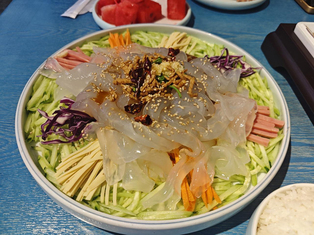 东北大拉皮

从沈阳故宫回来，洗了个澡，好好睡了一觉，起来后天黑了，商量着吃什么