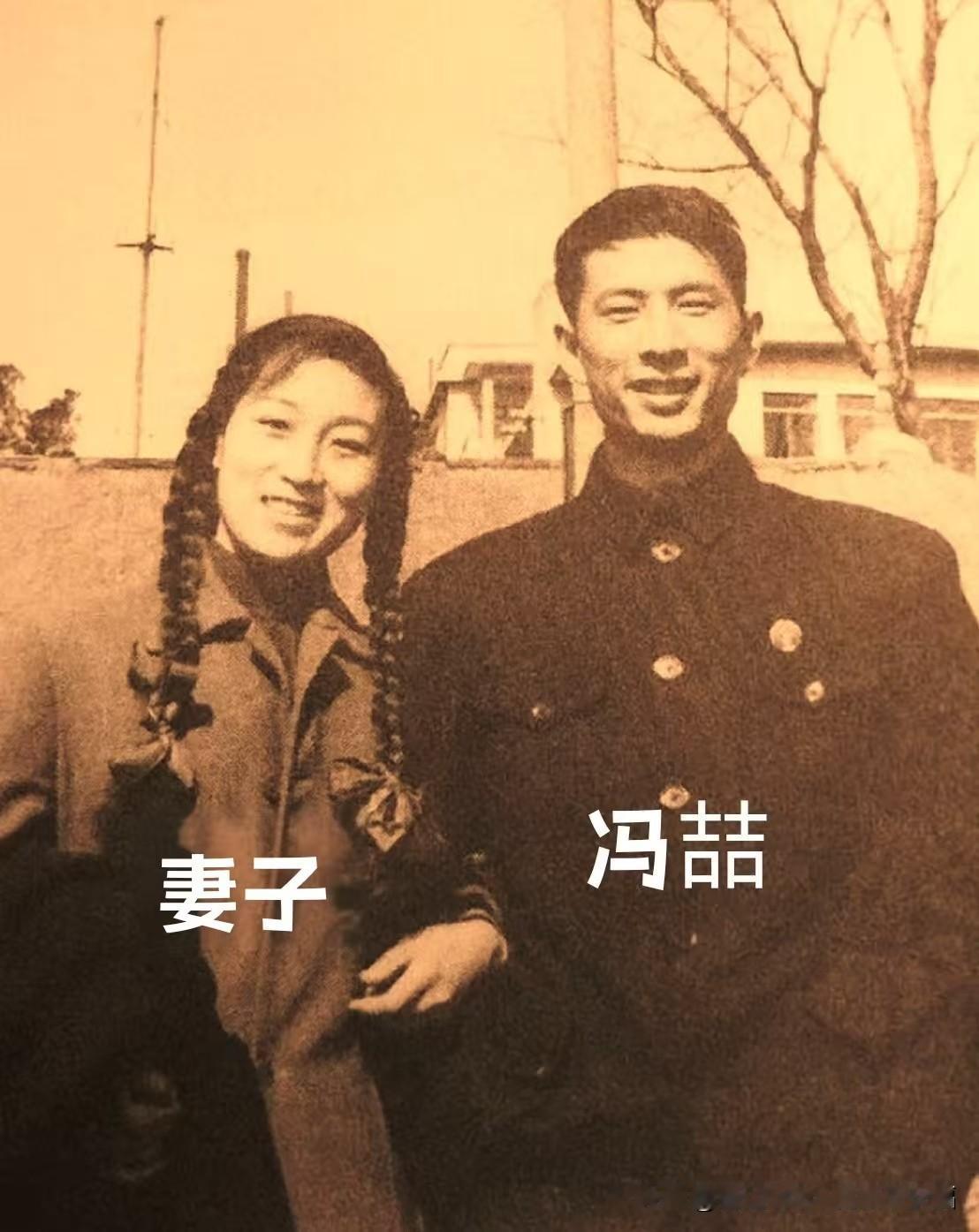 年轻时的冯喆与妻子的同框，一个笑容爽朗，一个温婉动人，眉眼间全是那个年代独有的质