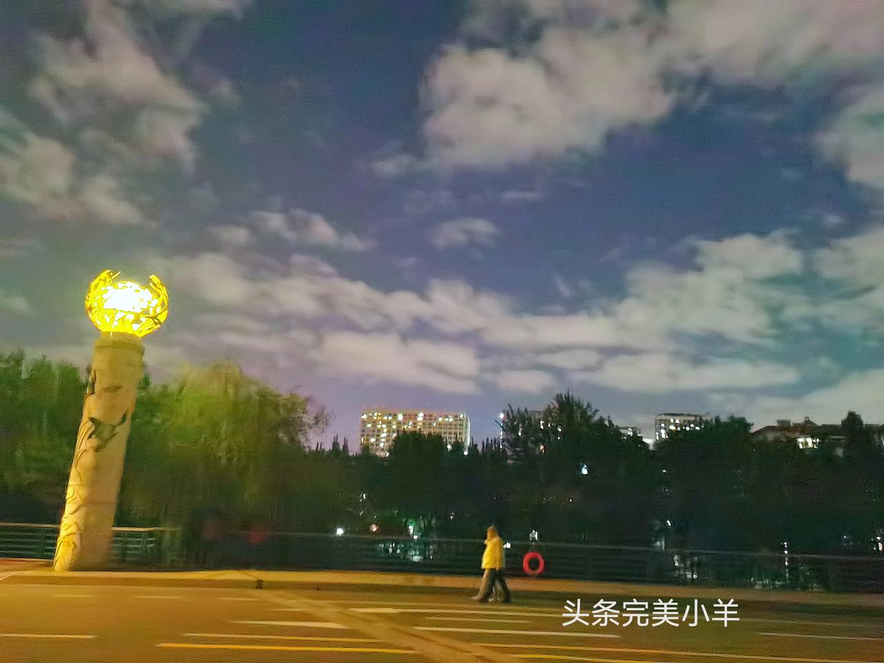 #随手记录秋日生活# 
地标潍坊，月色真美#我与潍坊# #潍坊奇观#