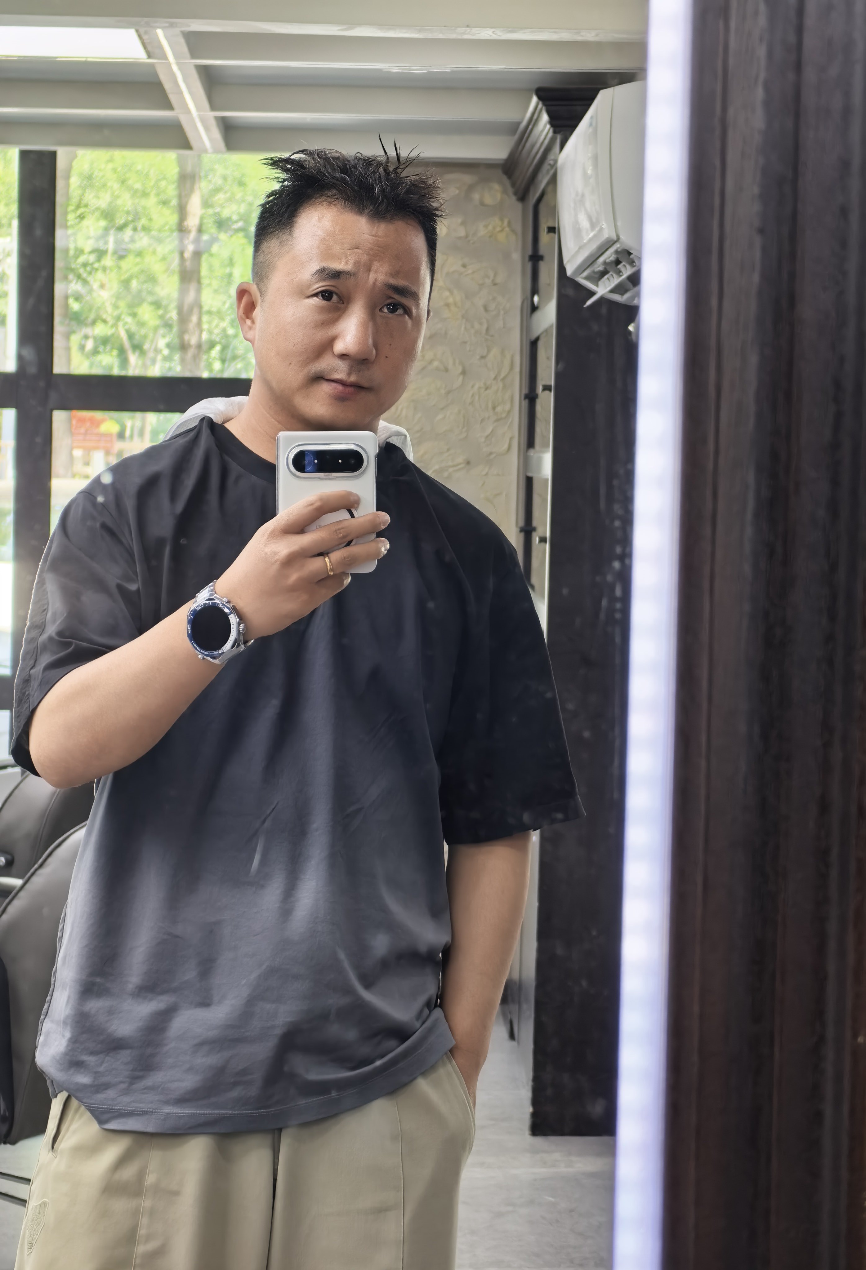 刚理发烫头，负责卷发的小伙儿应该是新人，烫头20分钟，卷发卷了一小时，拆锡纸拆了