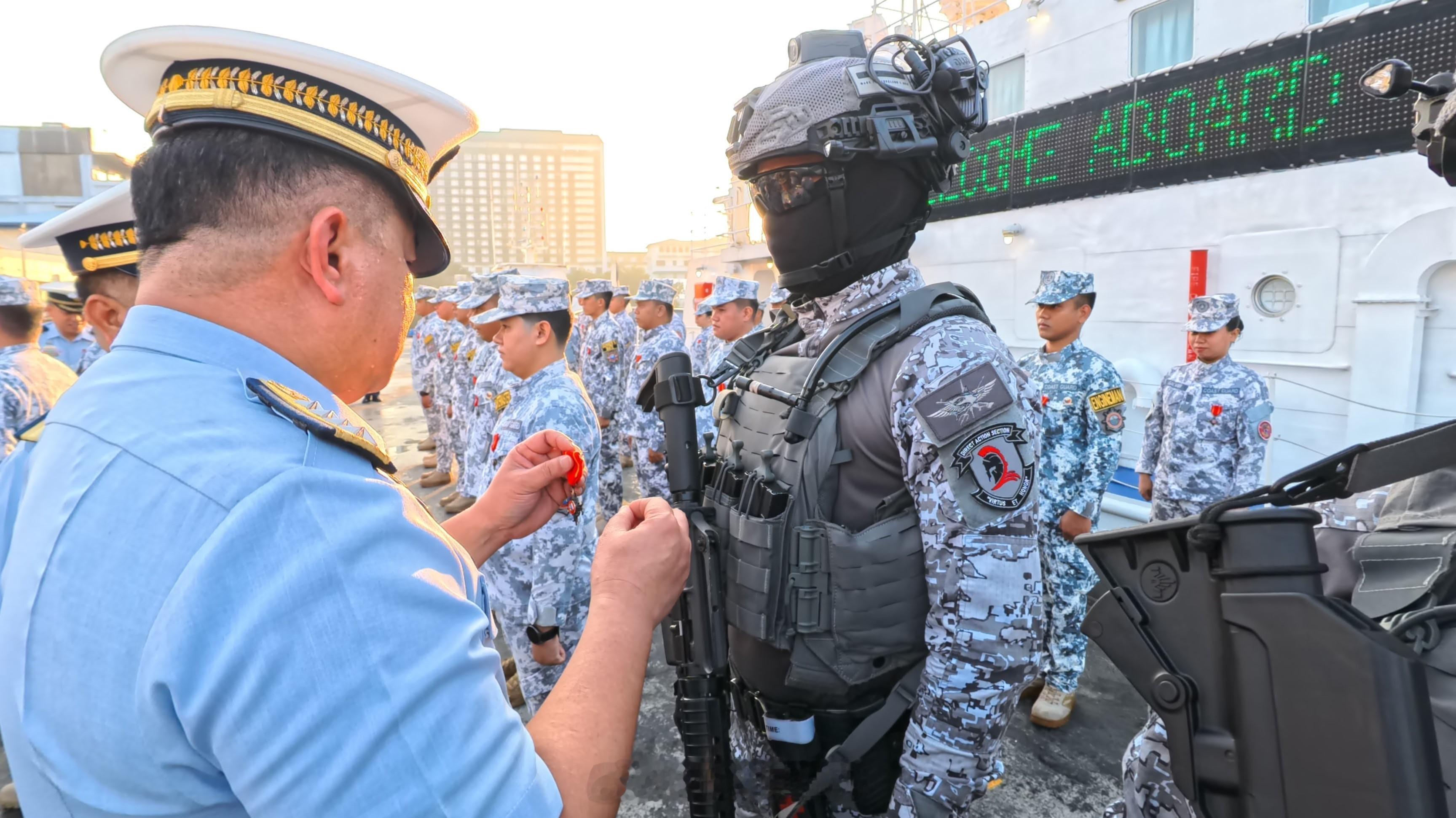 菲律宾海岸警卫队今天举行了授勋仪式中国海警依法对菲船予以驱离菲律宾执意侵闯中国黄