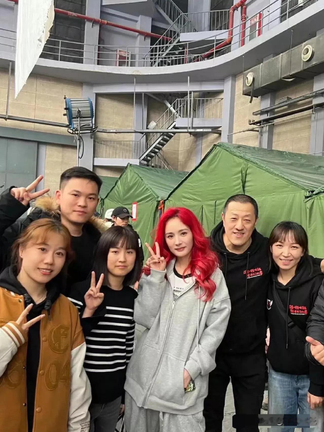 杨幂的法令纹明显，果然，就算是女明星也逃不过岁月的蹉跎，现在的杨幂，就算是化了精