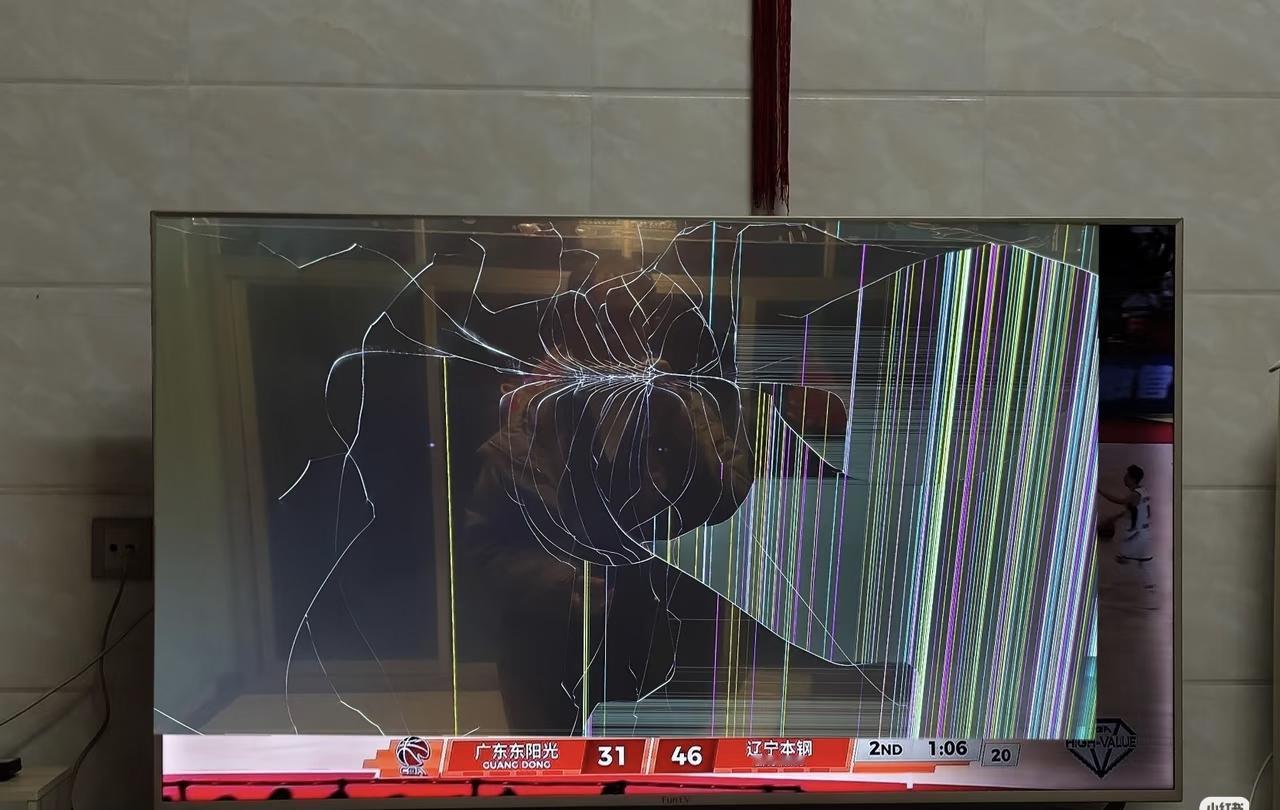 广东大比分输给辽宁队后，广东球迷气的把自家电视机砸烂了！

为什么广东输给辽宁球