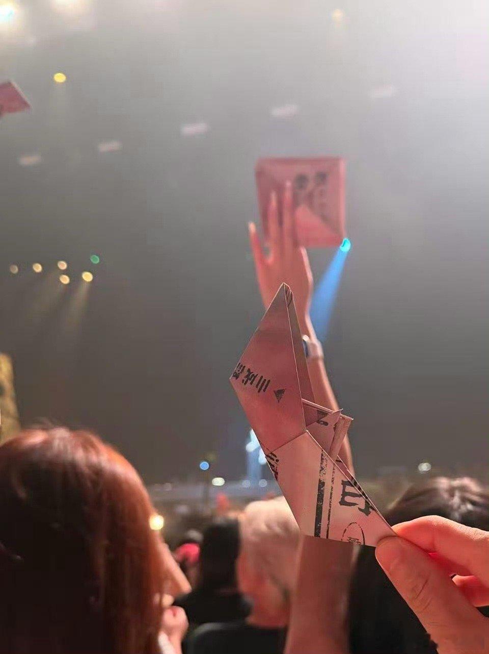 离了易烊千玺谁还把我当小孩易烊千玺你还是太宠溺了呜呜，在演唱会上手把手教粉丝们折