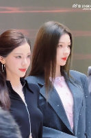 张予曦迅猛龙同框两张伟大的脸凑一起，张予曦冷艳精致，迅猛龙灵动娇俏，眼睛直接过年