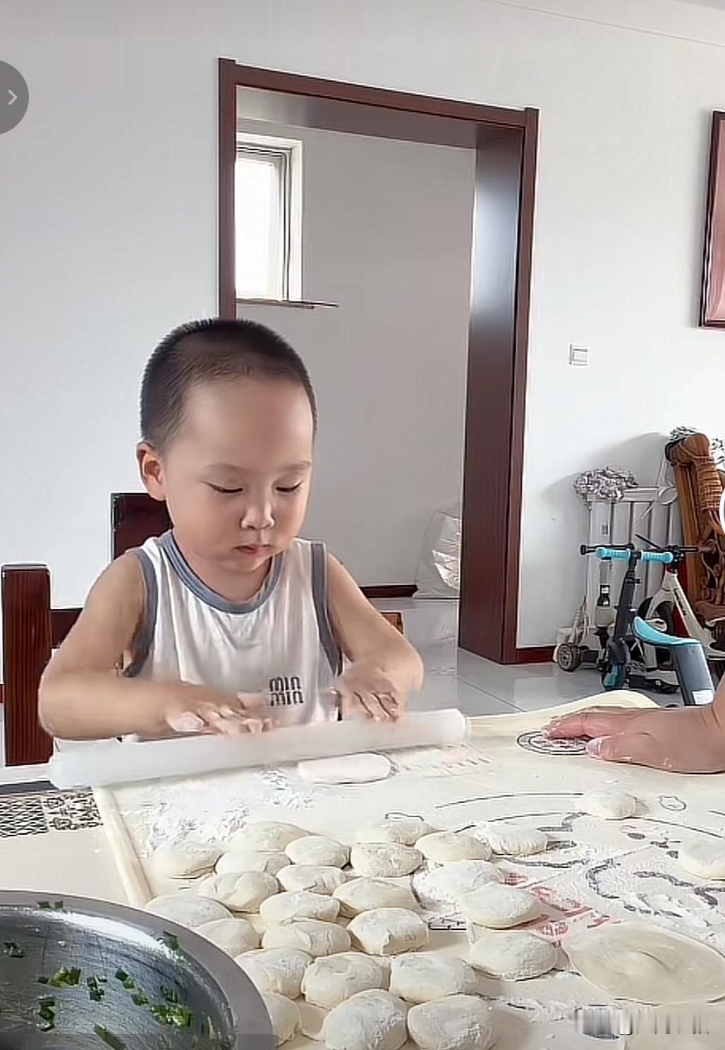 米乐会包饺子了。

米乐妈妈和米乐快乐包饺子，这次包饺子更新在了小号，没发在那个