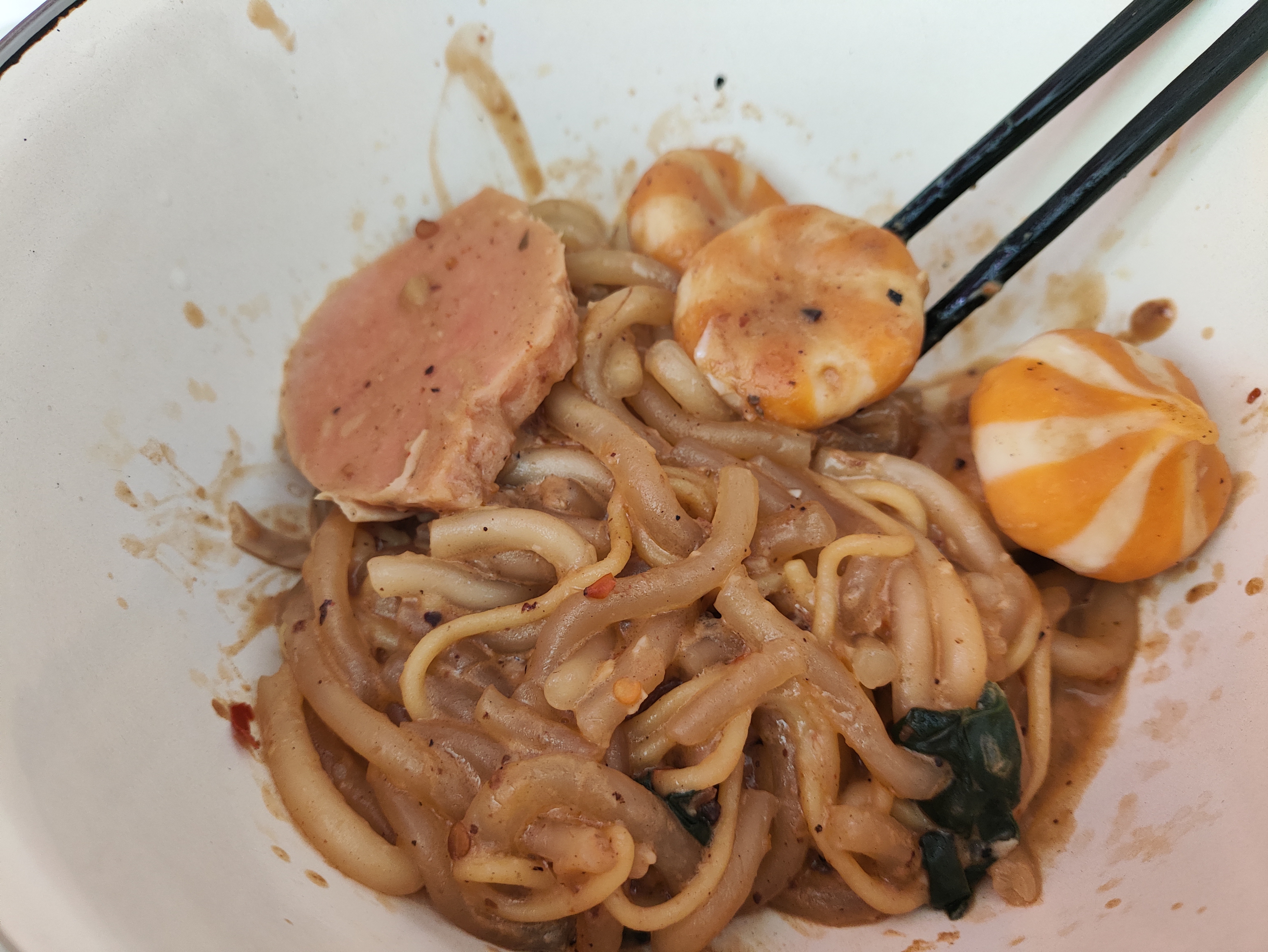 昨天吃剩的黏糊麻辣烫，重新加热了一下，打算当做早午餐。热完麻辣烫后我去洗锅，一扭
