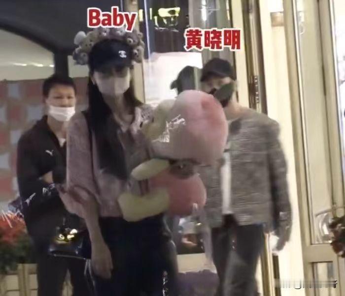 黄晓明杨颖这是和好了？
近日，有八卦媒体拍到黄晓明和杨颖一起现身迪士尼，带着儿子