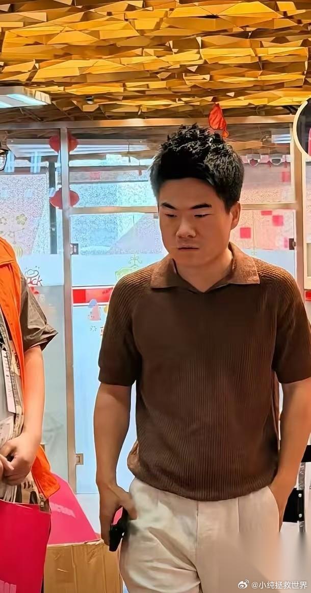董宇辉6月27号晚上 在鸟巢被偶遇那张图， 我盯着看了好一会，愣是没忍住笑出声！