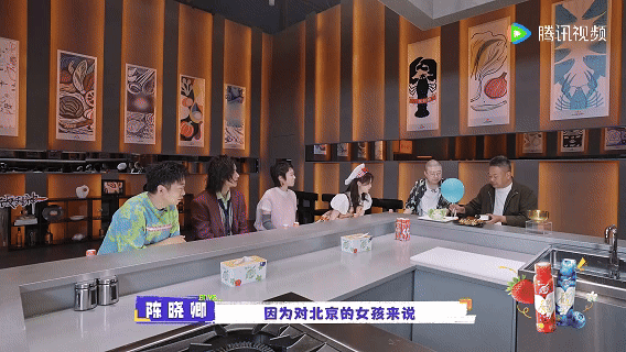 陈晓卿夸窦靖童二八酱凉面地道 谁能想到窦靖童做凉面这么有范儿？分工利落像个小厨师