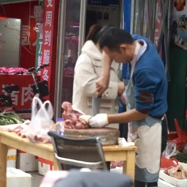 20岁，本该在大学校园里憧憬未来，他却每天凌晨出现在菜市场，摆摊卖猪肉养活6个弟