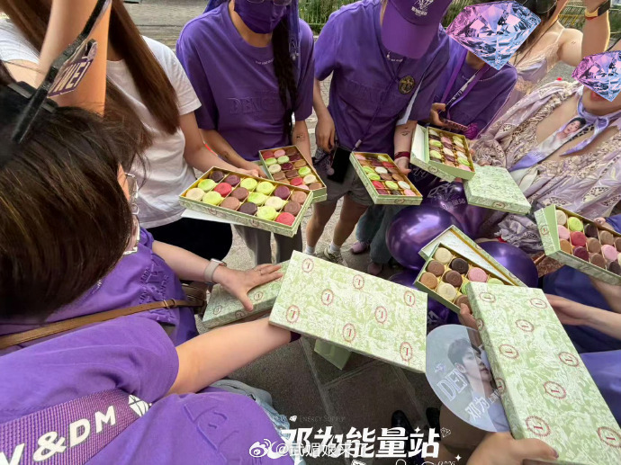 邓为巴黎时装周给粉丝的逆应援，粉丝从凌晨4点就开始守候，这一波又是双向奔赴了！ 