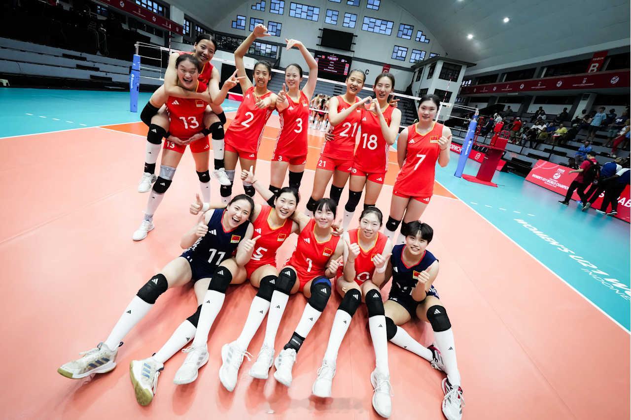 2025U21女排世锦赛 中国队第五张胜利合影，这次是“双黄蛋”。 ​​​