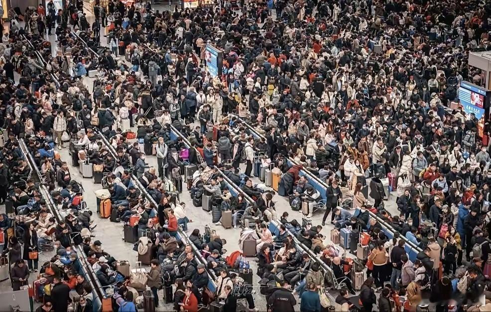 2026年春运绿皮火车一票难求 高铁盛行的时代，为什么还有这么多人选择坐绿皮火车