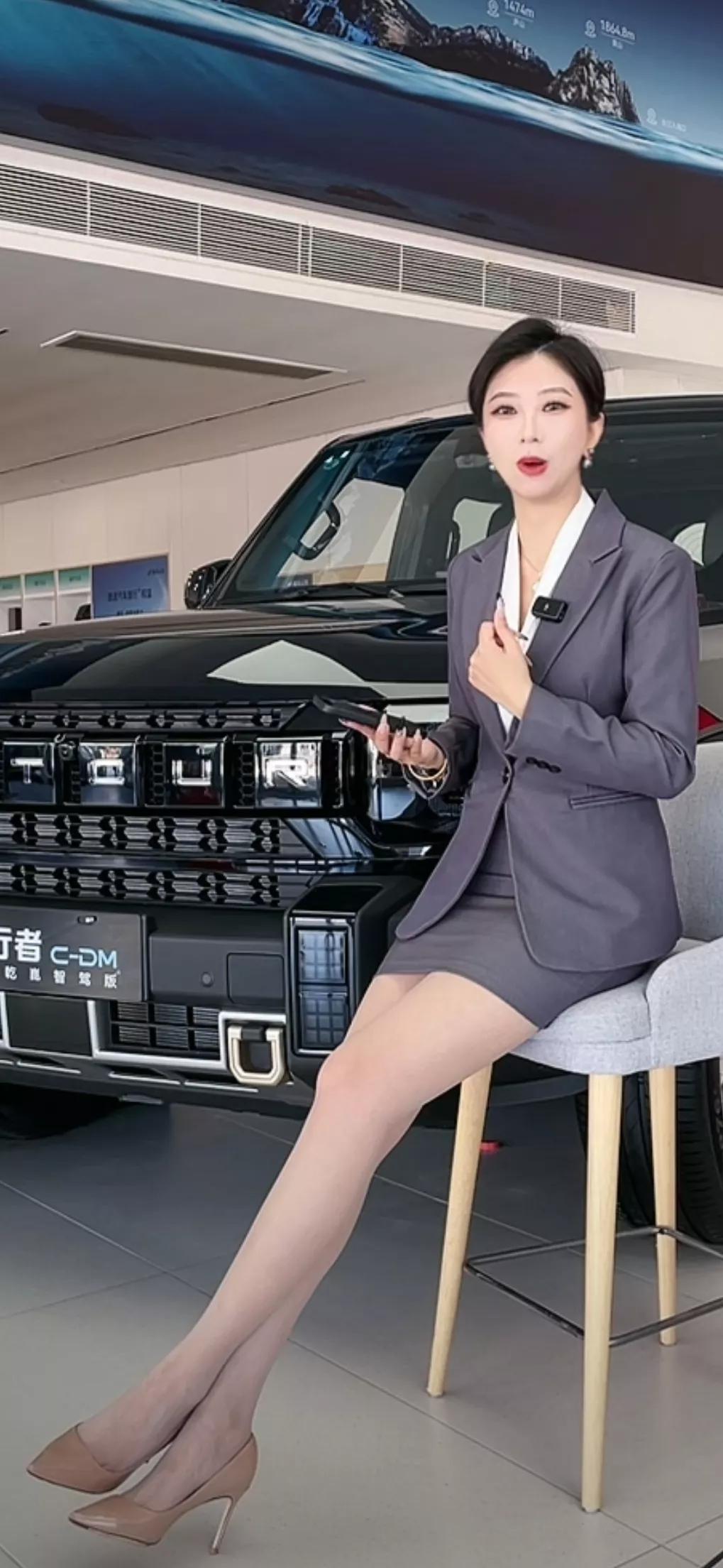 高跟鞋踩不动世界的时候，席地而坐，反而能接住所有松弛的快乐。
秋日坐姿 熟龄高跟