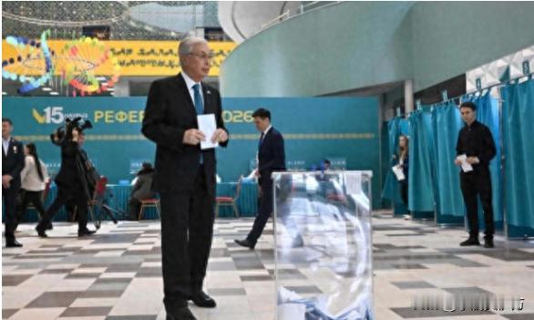 哈萨克斯坦动真格了，全民公投改宪法，总统亲自到场投票，84% 条款大幅调整权力重